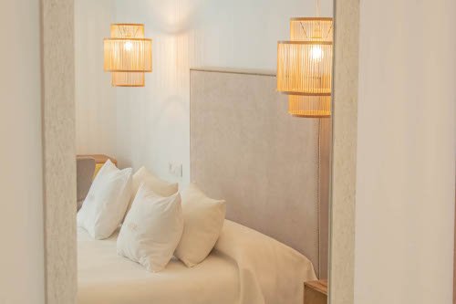 Espejo de la habitación donde se ve reflejada la cama